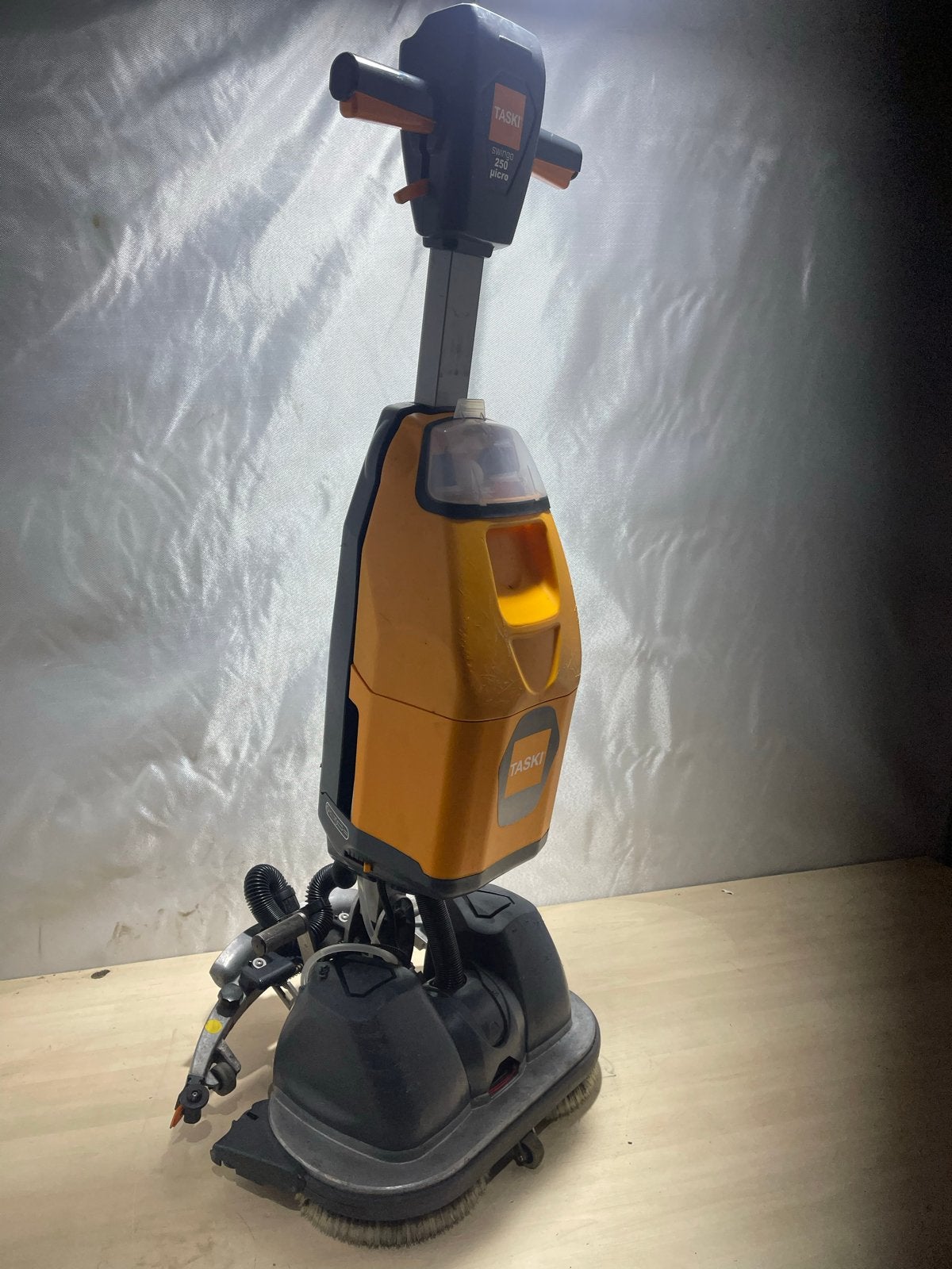 Taski Swingo 250µicro B Schrobzuigmachine met Accu, Ophalen, Gebruikt, Schrobmachine