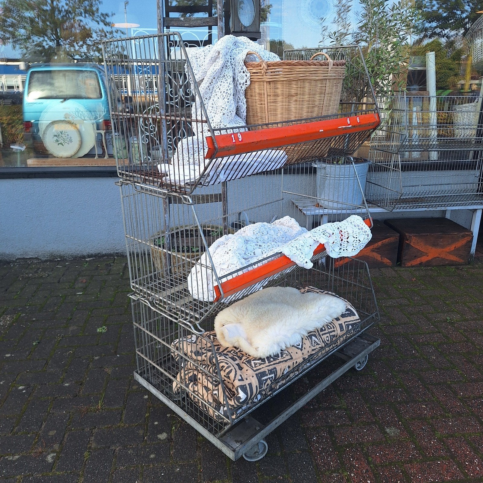 Verrijdbaar winkelrek met 3 gestapelde draadmanden, Ophalen
