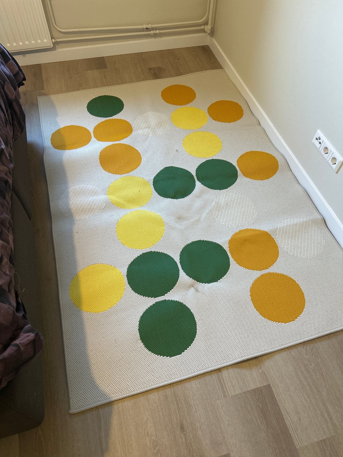 Vrolijk vloerkleed met stippen, geel, oranje, groen, Huis en Inrichting, Stoffering | Tapijten en Kleden, Ophalen, Gebruikt, 100 tot 150 cm