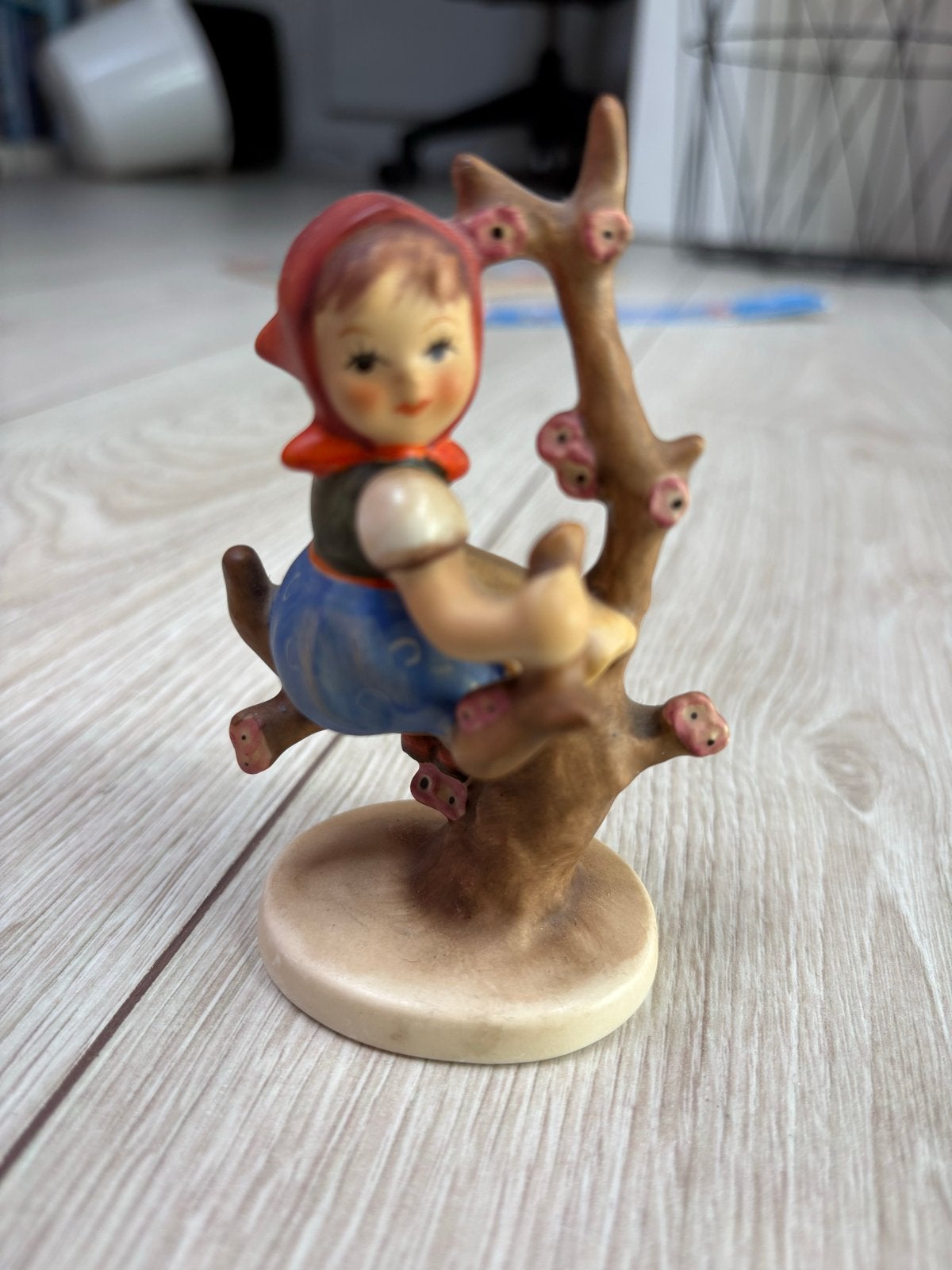 Vintage Hummel beeldje: Meisje in boom, Verzamelen, Beelden en Beeldjes, Ophalen of Verzenden, Zo goed als nieuw, Hummel