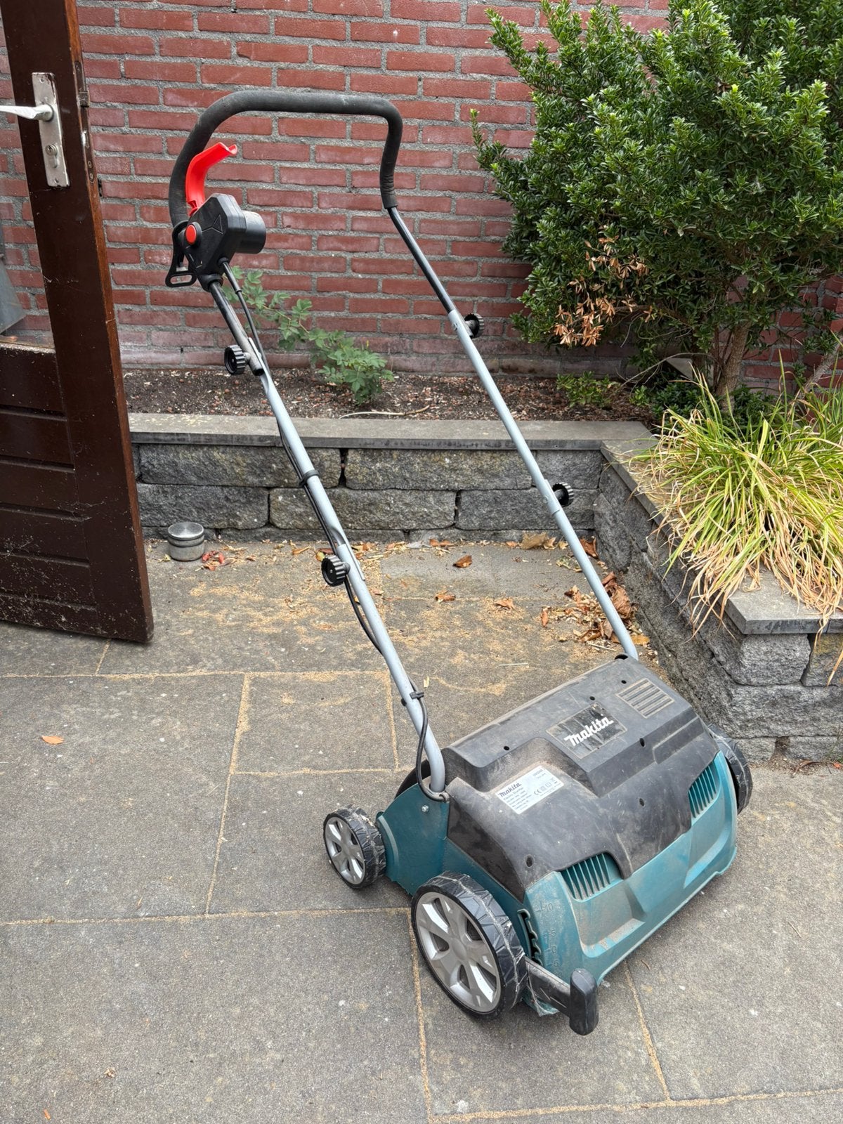 Makita UV3200 verticuteermachine, Ophalen, Zo goed als nieuw, Elektrisch
