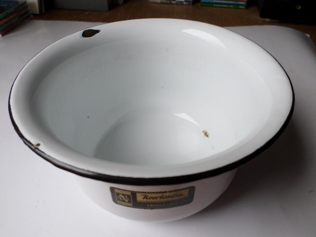 Oude Emaille Witte Pot met Blauwe Rand en Handvat, Ophalen of Verzenden