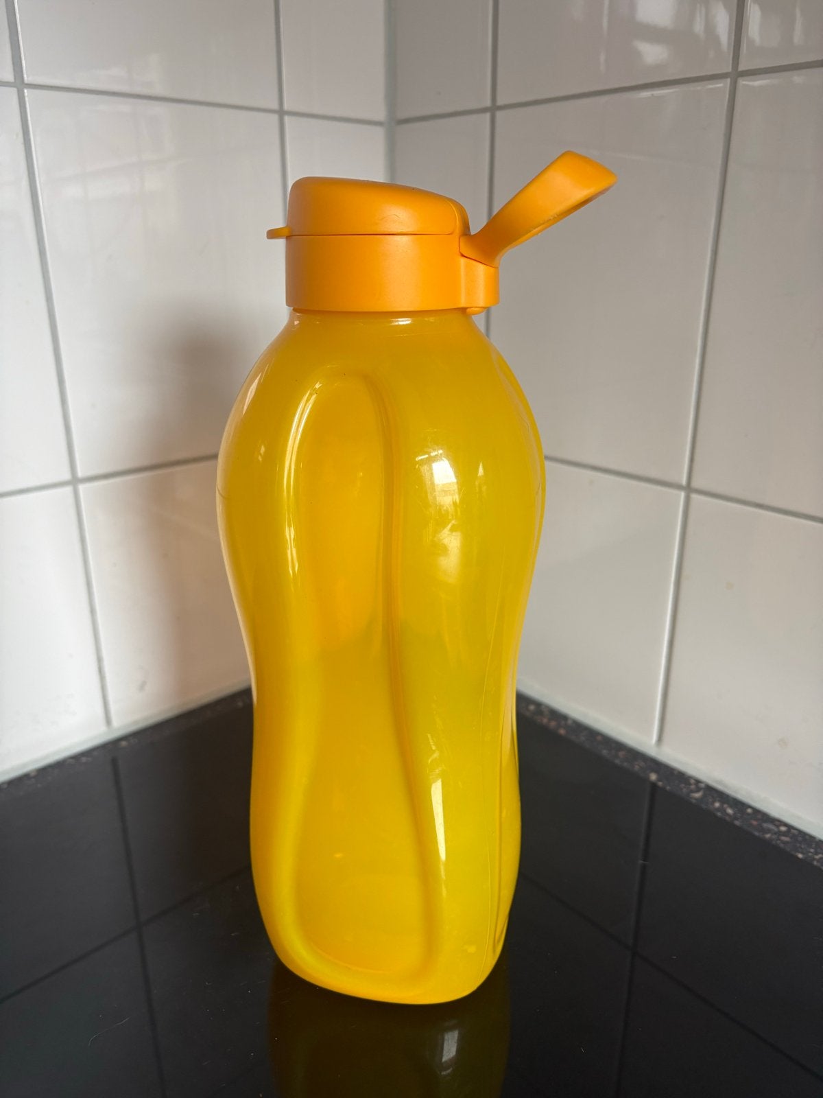 Tupperware EcoFles Drinkfles Geel 2 liter, Huis en Inrichting, Keuken | Tupperware, Ophalen of Verzenden, Zo goed als nieuw, Geel