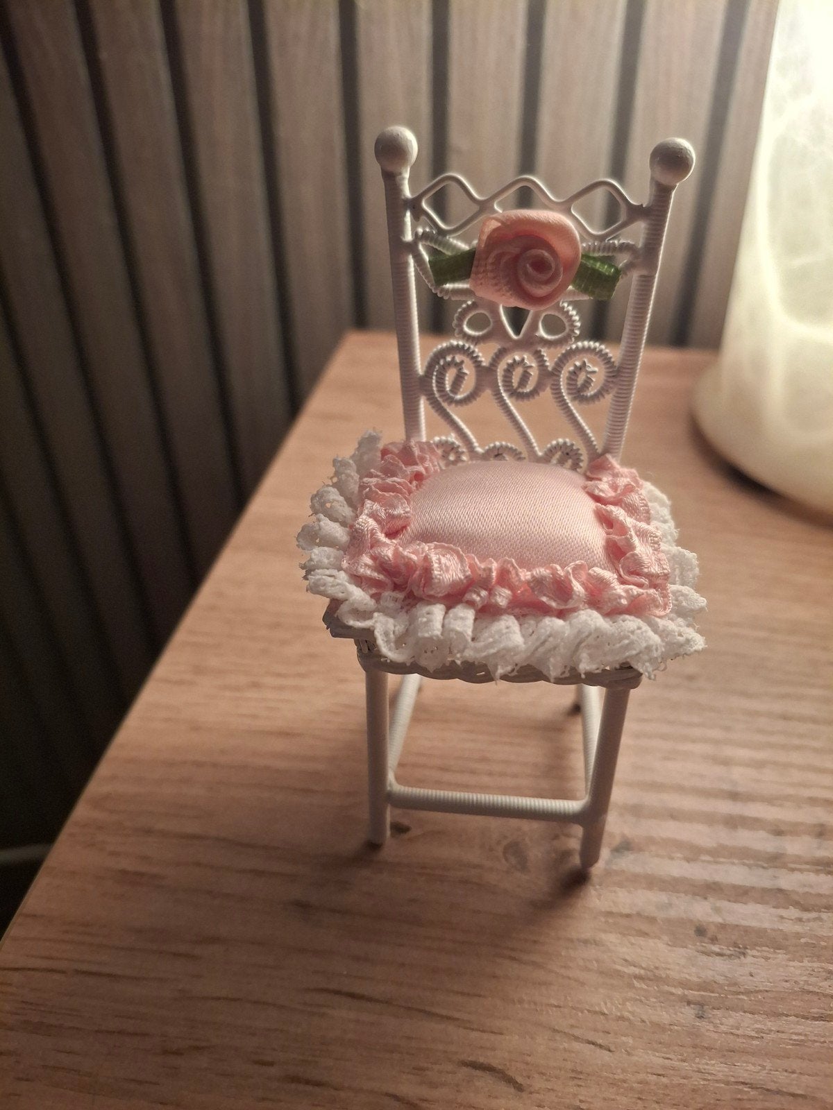schaal 1:12 ijzeren wit stoeltje met uitgesneden bloemmotief, Verzamelen, Ophalen of Verzenden, Zo goed als nieuw, Poppenhuis