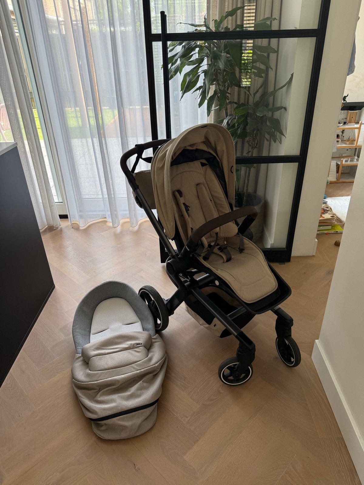 Joolz hub+ Timeless taupe (beige) met cocoon en tas, Ophalen, Zo goed als nieuw, Combiwagen, Met reiswieg