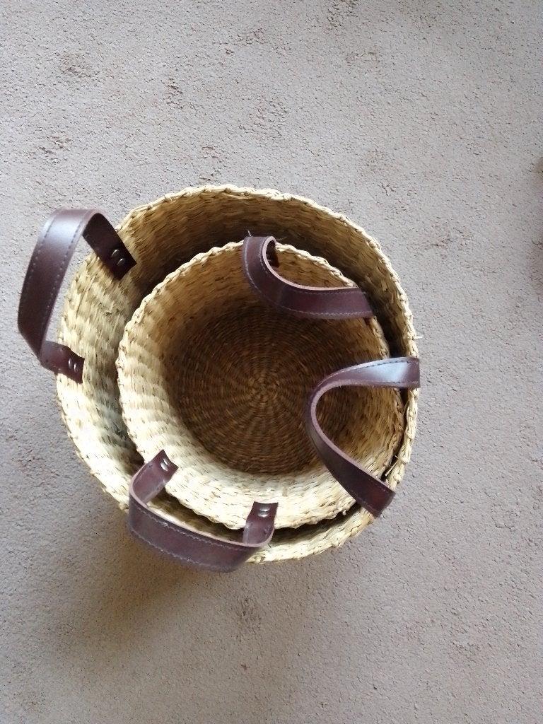 Rieten manden met hengsel 2, Huis en Inrichting, Woonaccessoires | Schalen en Manden, Ophalen, Mand, Rond, Zo goed als nieuw