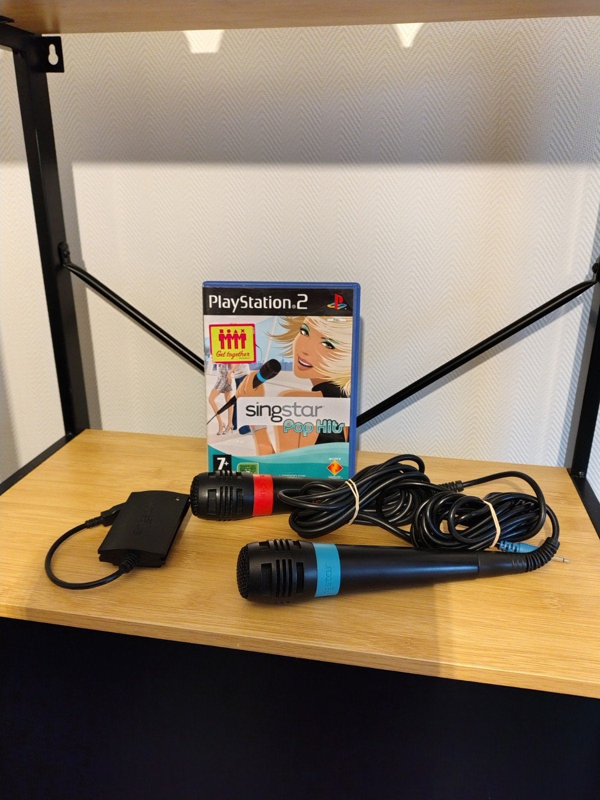 Zgan. SingStar Pop Hits game + 2 microfoons en USB-adapter –, Muziek, Ophalen of Verzenden, Zo goed als nieuw, Nvt