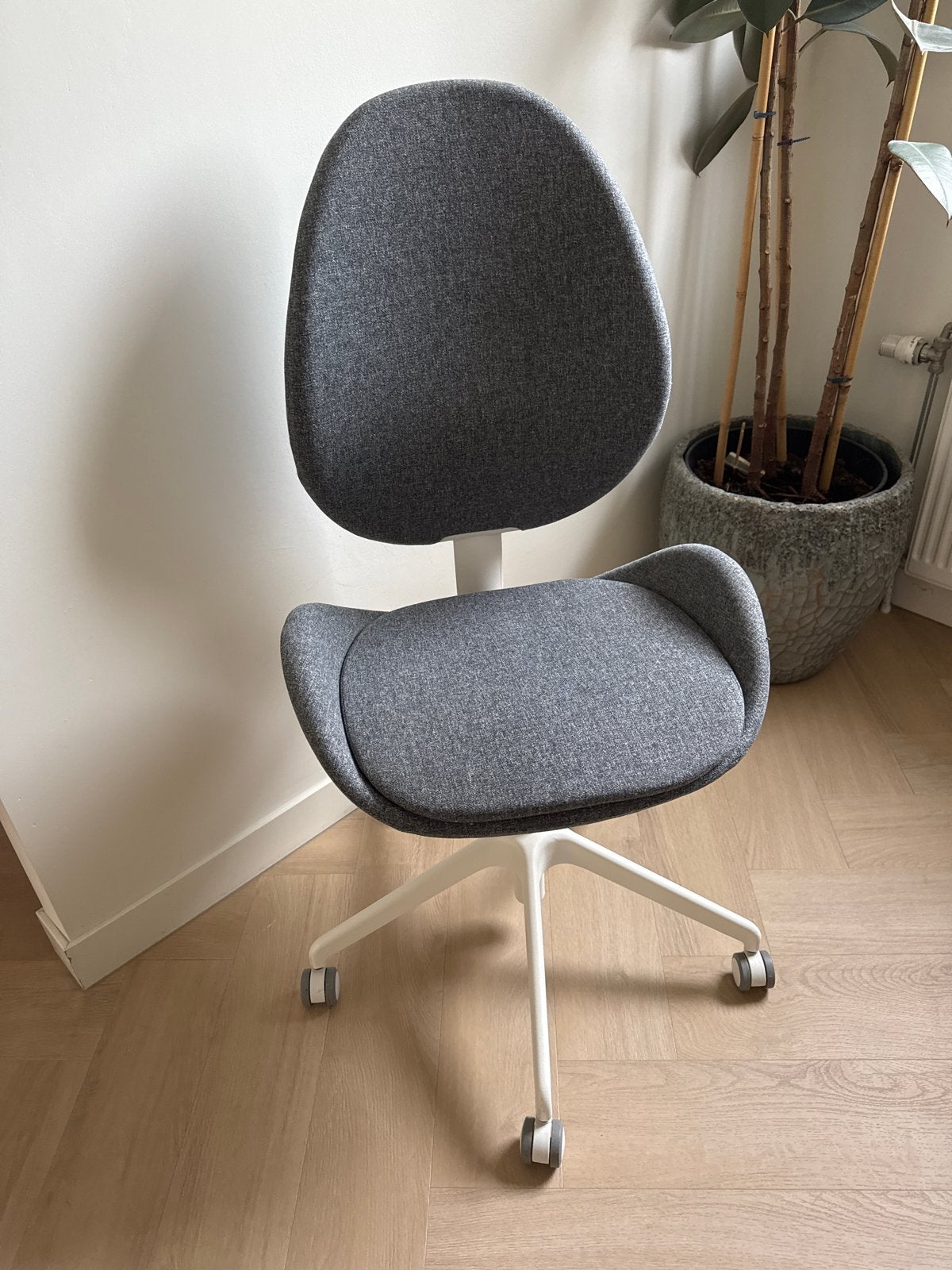 IKEA HATTEFJÄLL bureaustoel - Middengrijs met wit onderstel, Huis en Inrichting, Ophalen, Zo goed als nieuw, Grijs, Bureaustoel
