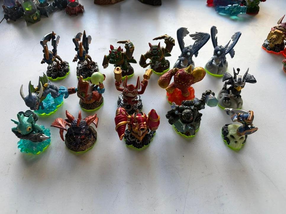 veel skylanders van elke serie wat, Avontuur en Actie, Gebruikt, 2 spelers, Eén computer