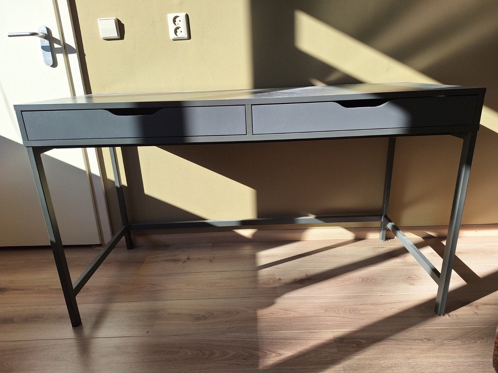 IKEA Alex Bureau Antraciet met 2 lades en kabelgoot, Ophalen, Zwart, Gebruikt, Kabelgoot