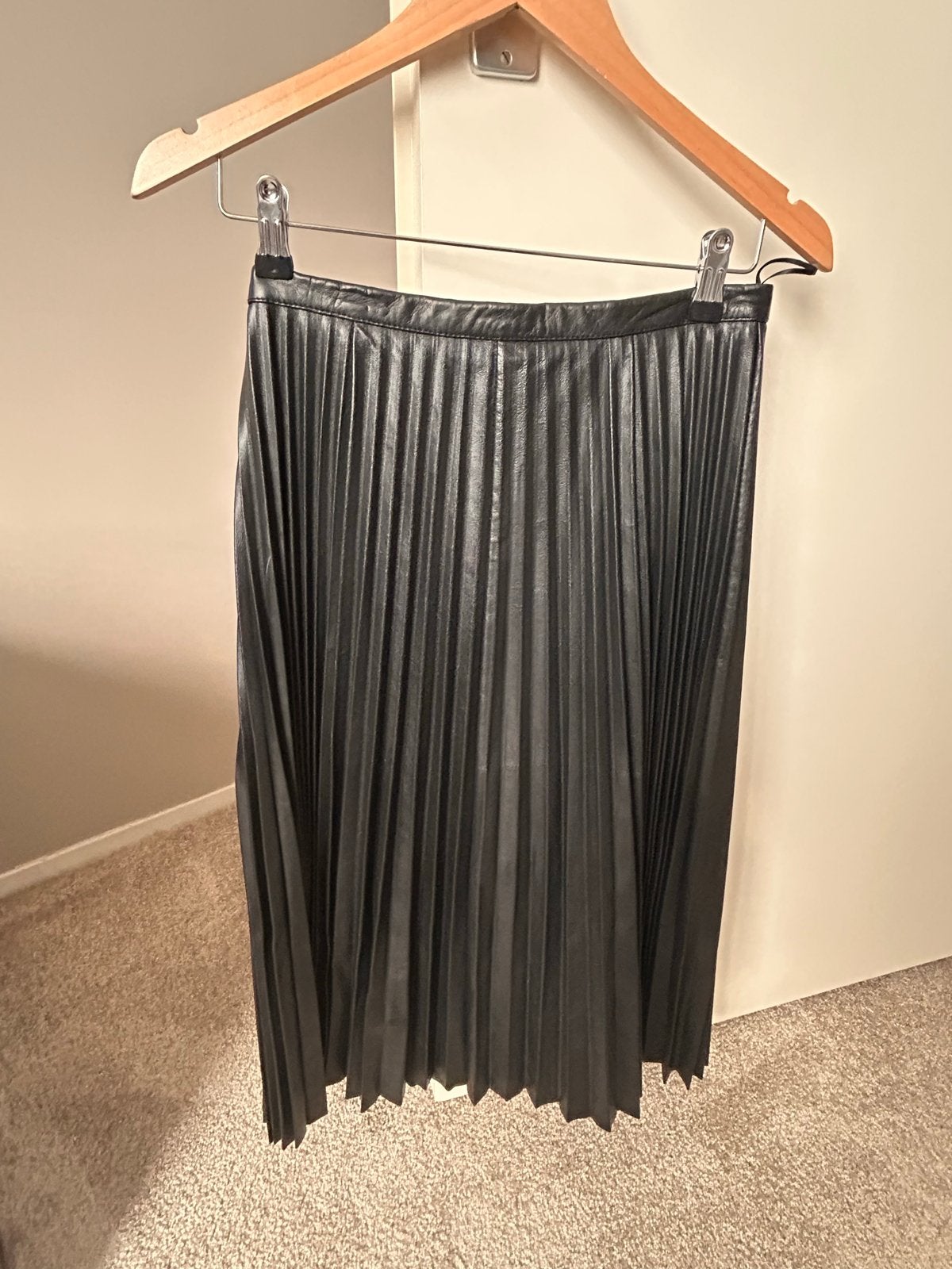 Hallhuber Donna Zwarte Geplooide Leren Rok Maat 36, Kleding | Dames, Verzenden, Zwart, Zo goed als nieuw, Knielengte