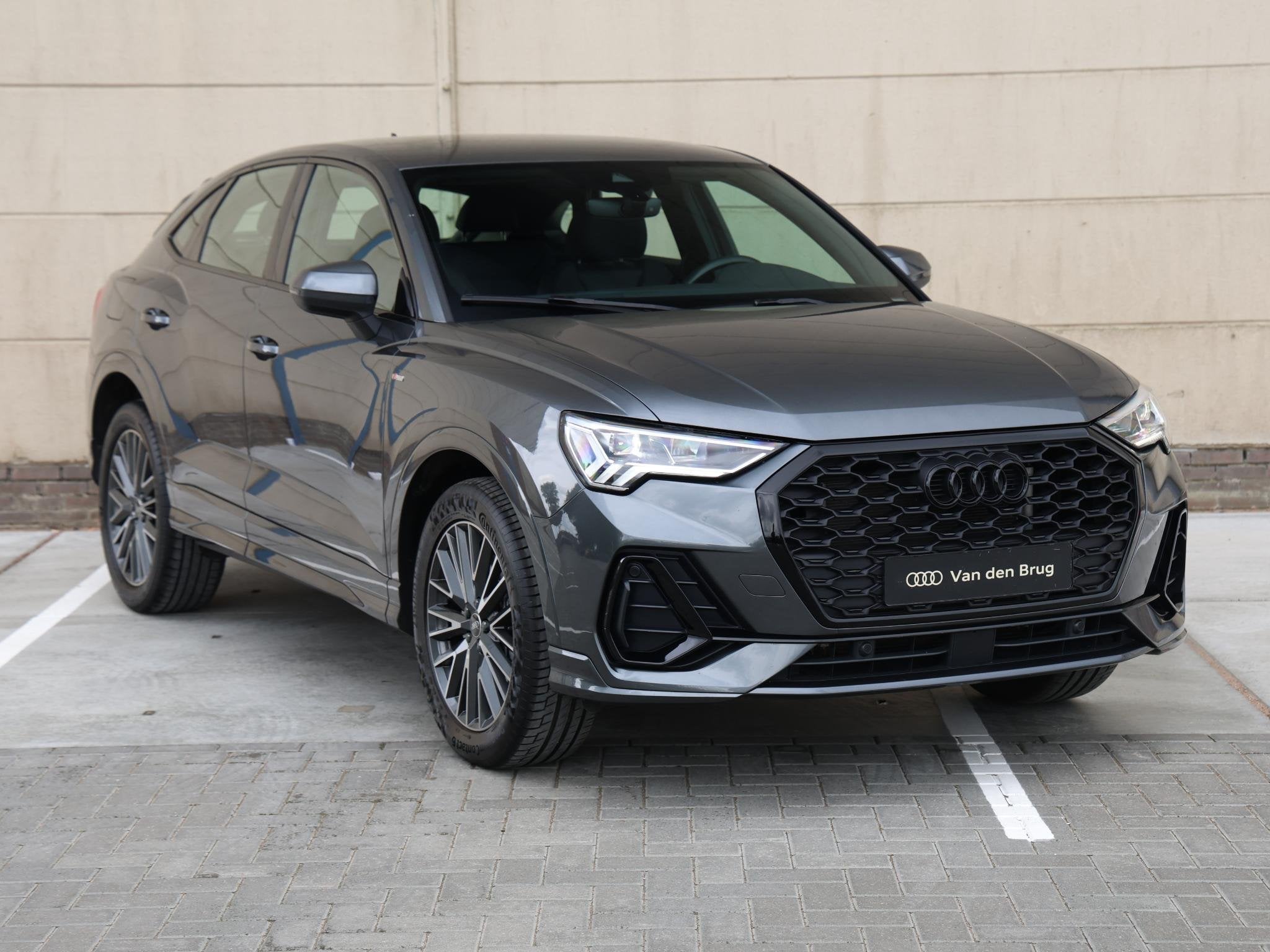 Audi Q3 Sportback 45 TFSI e S Edition | Achteruitrijcamera |, Gebruikt, Leder en Stof, Hybride Elektrisch/Benzine, 13 kWh