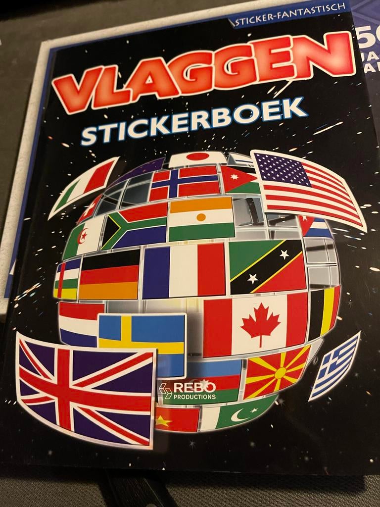 Vlaggen Stickerboek - Ontdek de Wereld!, Boeken, Ophalen of Verzenden, Zo goed als nieuw