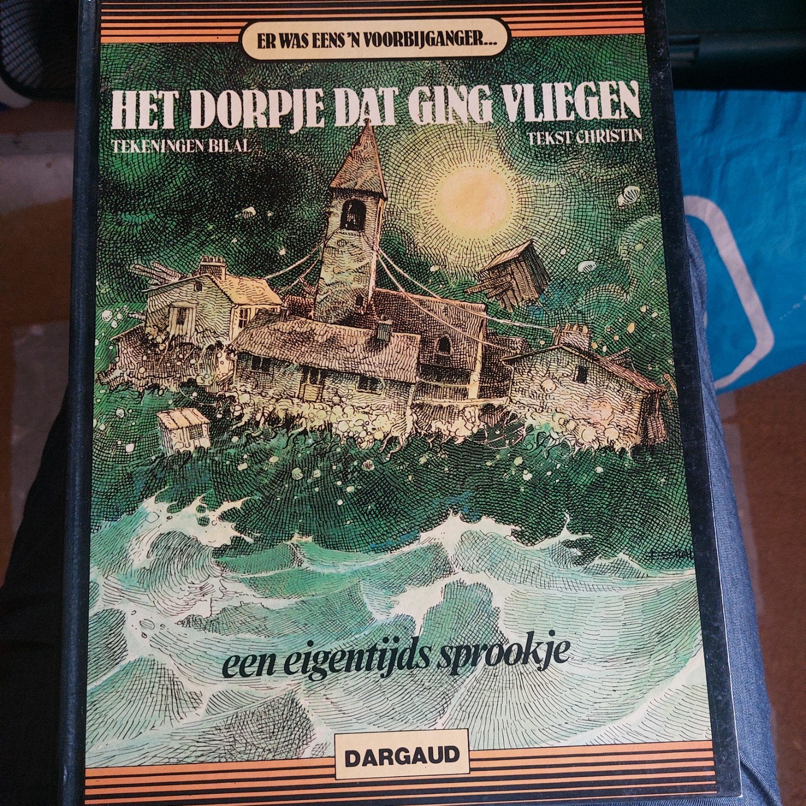 Het Dorpje Dat Ging Vliegen - Bilal & Christin, Eén stripboek, Ophalen of Verzenden, Zo goed als nieuw, Bilal & Christin