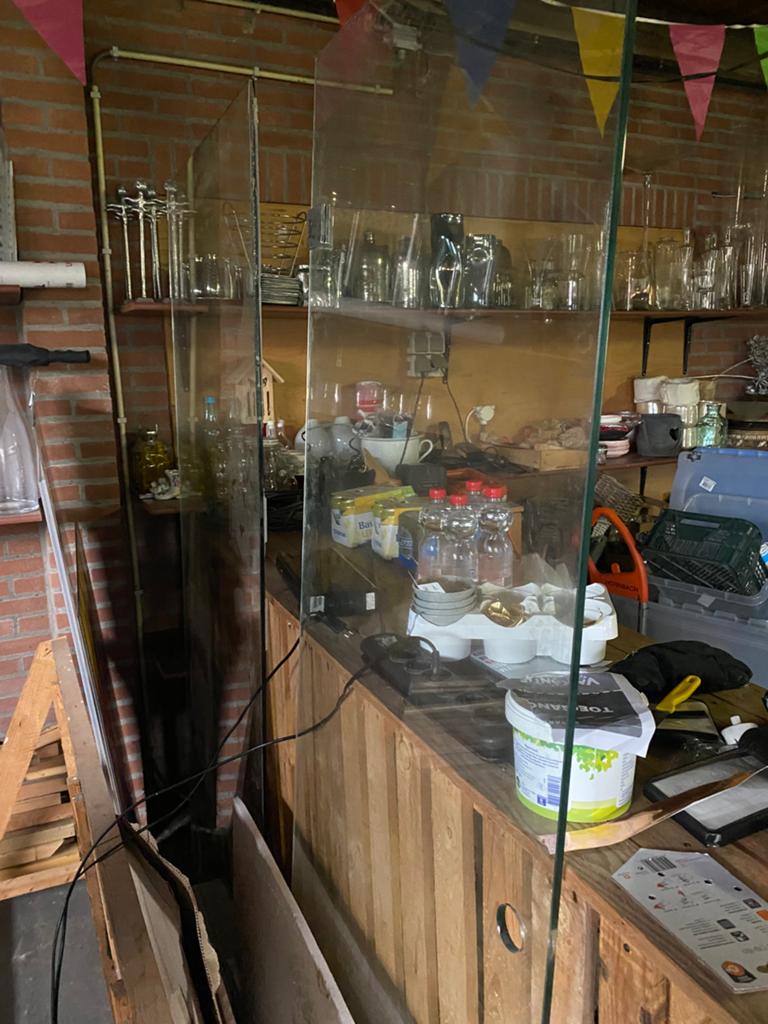 Aangeboden 2- delige  glazen douchewand zgan, Doe-het-zelf en Verbouw, Sanitair, Ophalen of Verzenden, Zo goed als nieuw, Glas