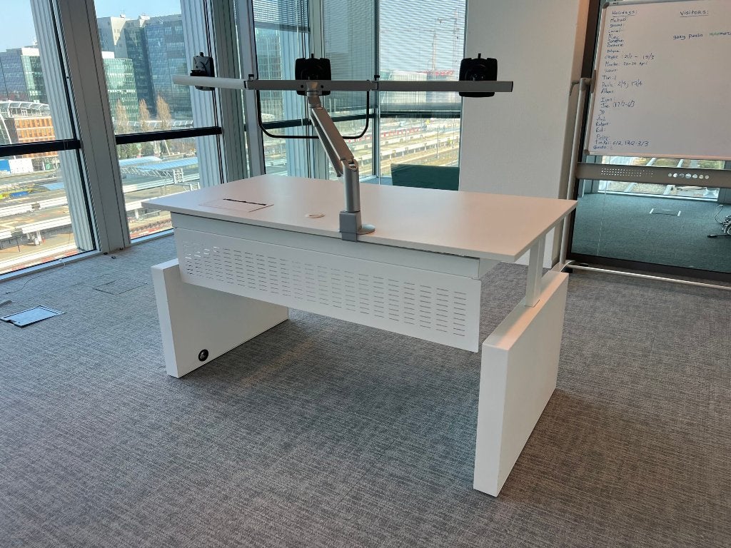 Gispen Verstelbaar bureau met slinger, kabelgoot, 2 st, Huis en Inrichting, Gispen, 160 cm, Gebruikt, Metaal