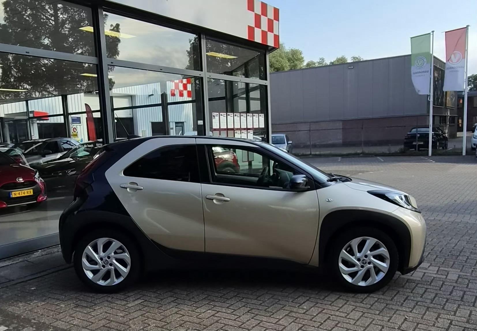Toyota Aygo X 1.0 VVT-i MT Pulse, Auto's, Toyota, Stof, Gebruikt, Euro 6, Bruin