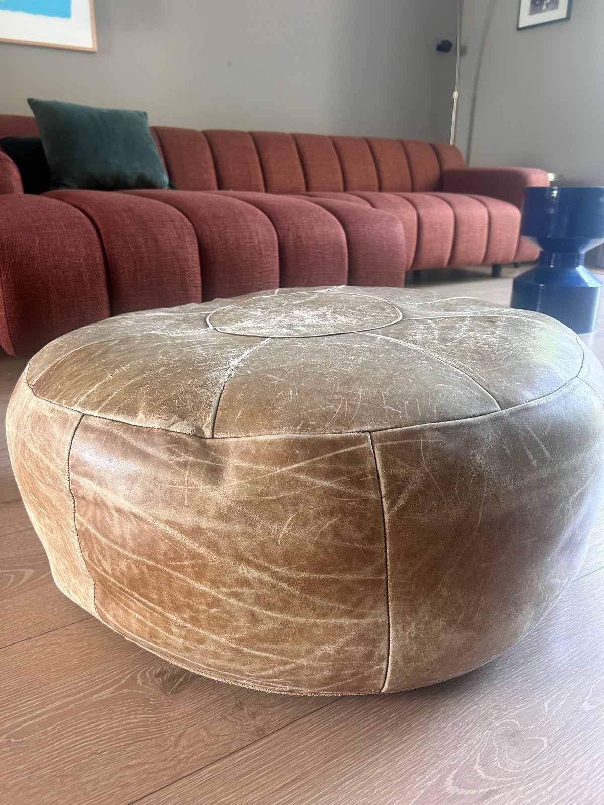 Vintage leren Marokkaanse poef, Huis en Inrichting, Banken | Voetenbanken en Poefen, Ophalen, Gebruikt, Rond, Leer