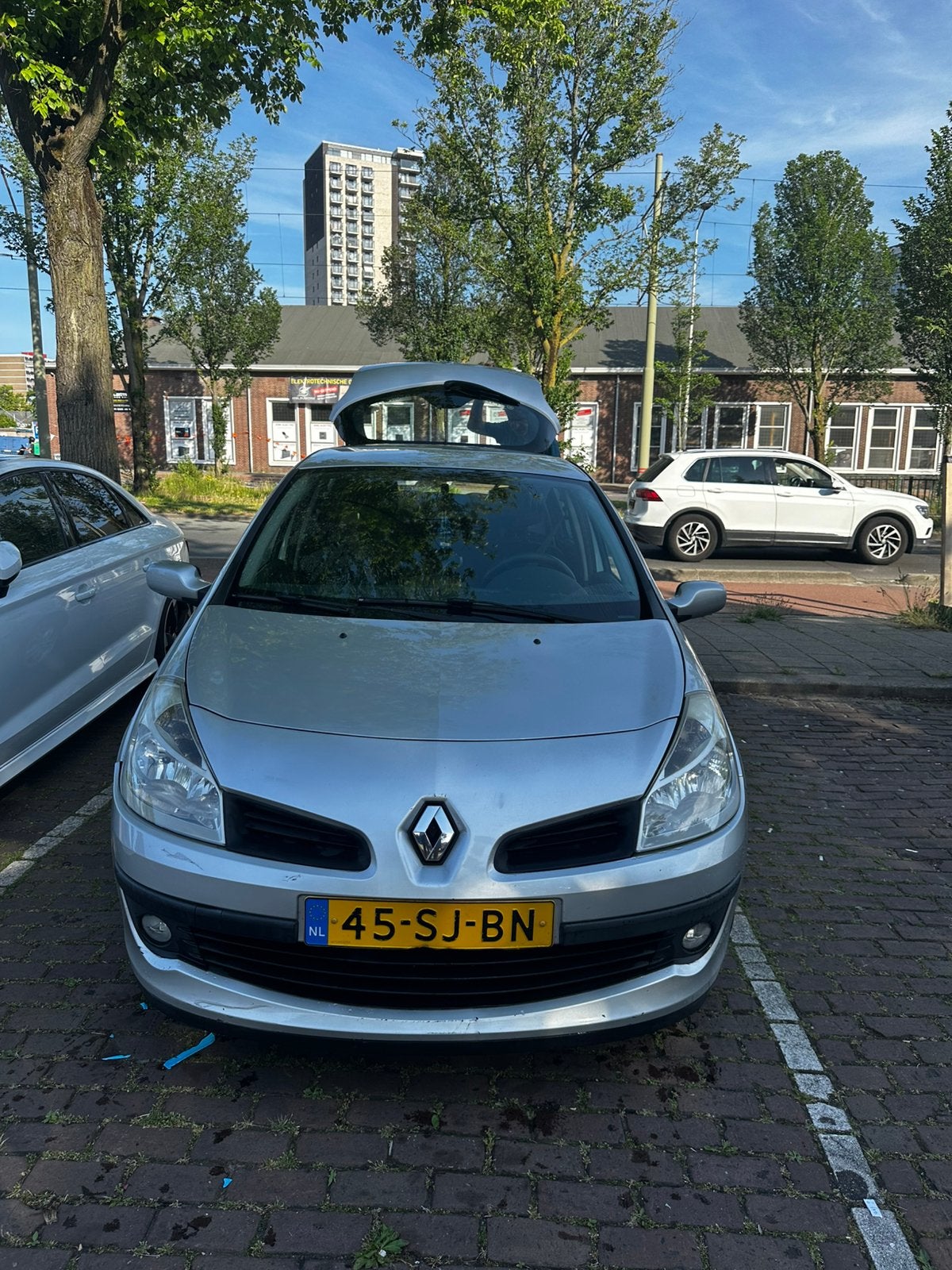 Renault Clio 1.6 16V 82KW Dyncmf 5-DRS AUT E4 2006 Grijs, Auto's, Renault, 535 kg, 4 cilinders, 1165 kg, Origineel Nederlands