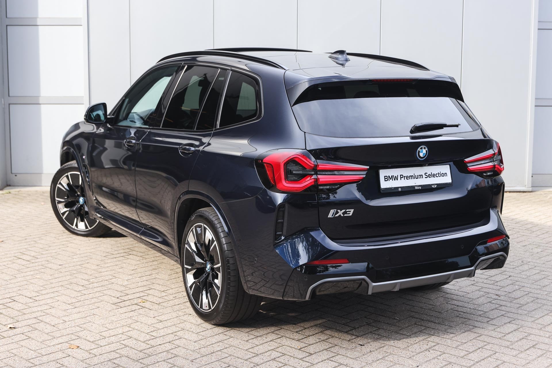 BMW iX3 High Executive / Sportstoelen / Comfort Access / Ada, Auto's, Achterwielaandrijving, Gebruikt, 750 kg, Met garantie (alle)