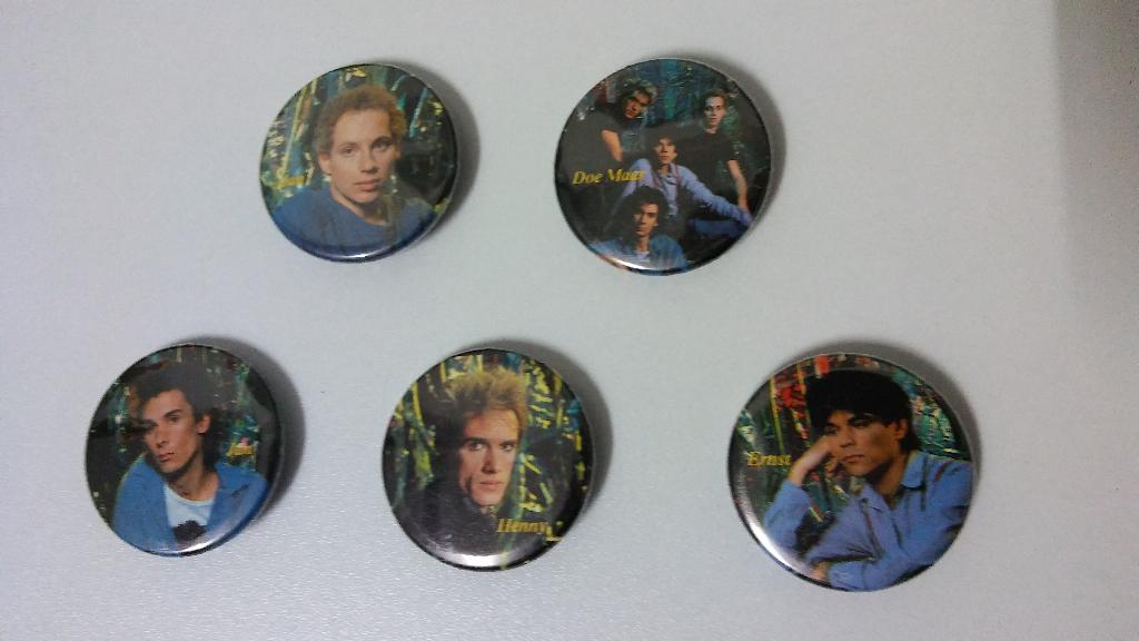Doemaar Doe Maar Ernst Jan Henny logo buttons set nederpop, Verzamelen, Muziek, Artiesten en Beroemdheden, Ophalen of Verzenden
