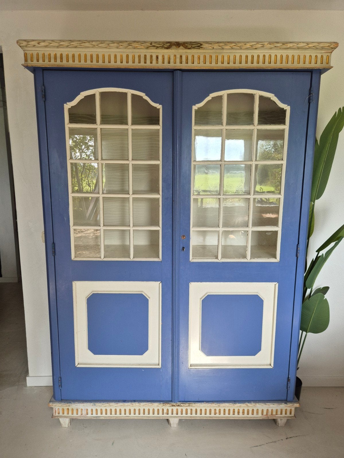 Vintage blauwe vitrinekast met gouden details, Antiek en Kunst, Ophalen