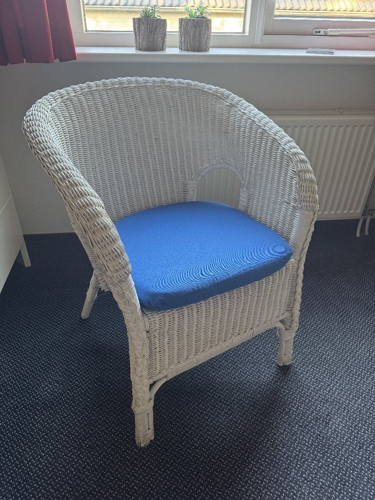 Witte rotan stoel met blauw kussen, Gebruikt, Wit, Stof, Eén