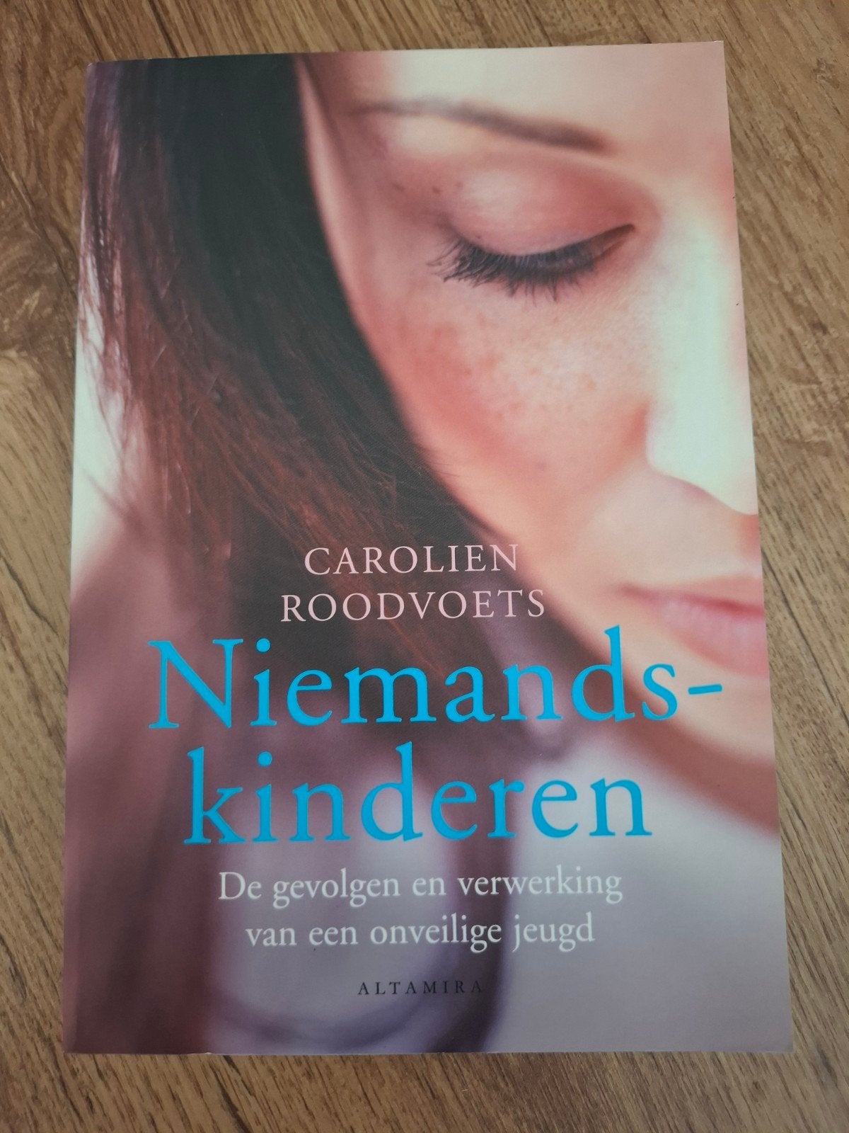 Niemandskinderen - Carolien Roodvoets - Onveilige Jeugd, Ophalen of Verzenden, Zo goed als nieuw