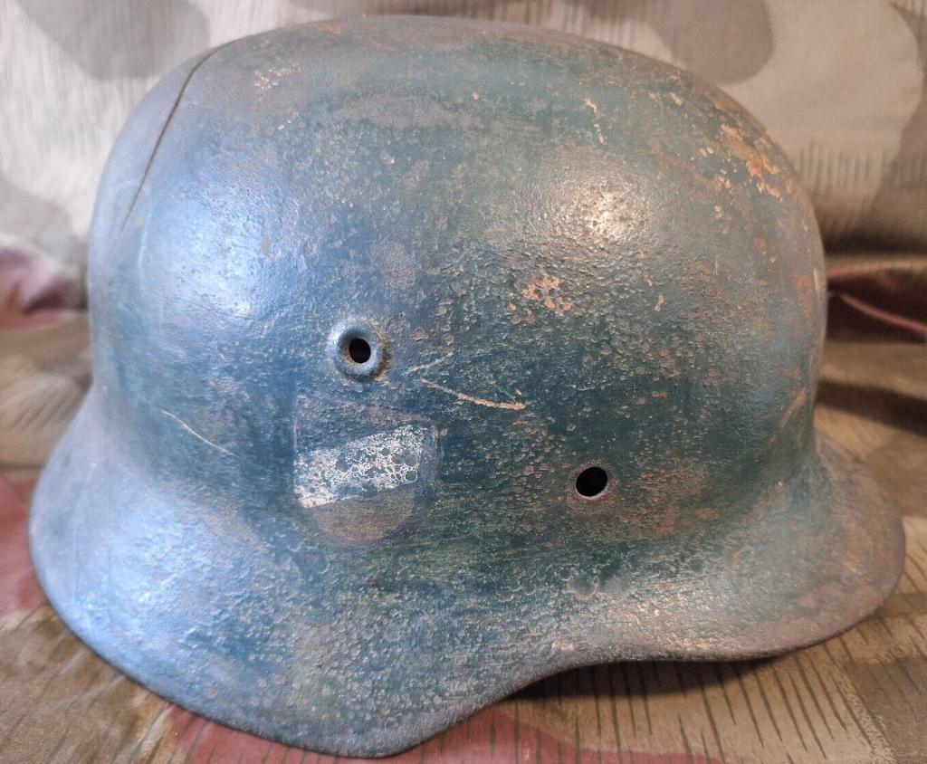 Wehrmacht M40 Helm met bijzondere Decal, Verzamelen, Ophalen of Verzenden, Duitsland, Helm of Baret