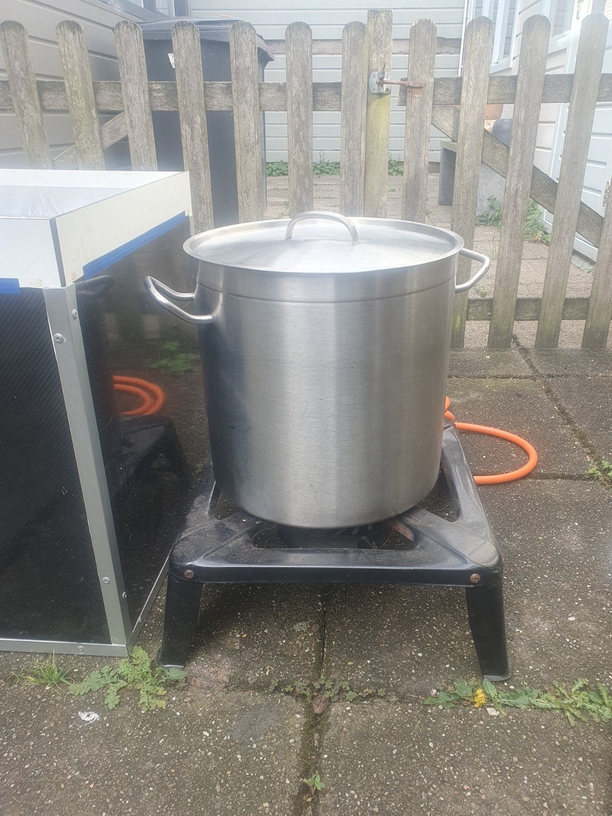 Hooikist met ketels en brander voor zelf bier brouwen, Hobby en Vrije tijd, Overige Hobby en Vrije tijd, Ophalen