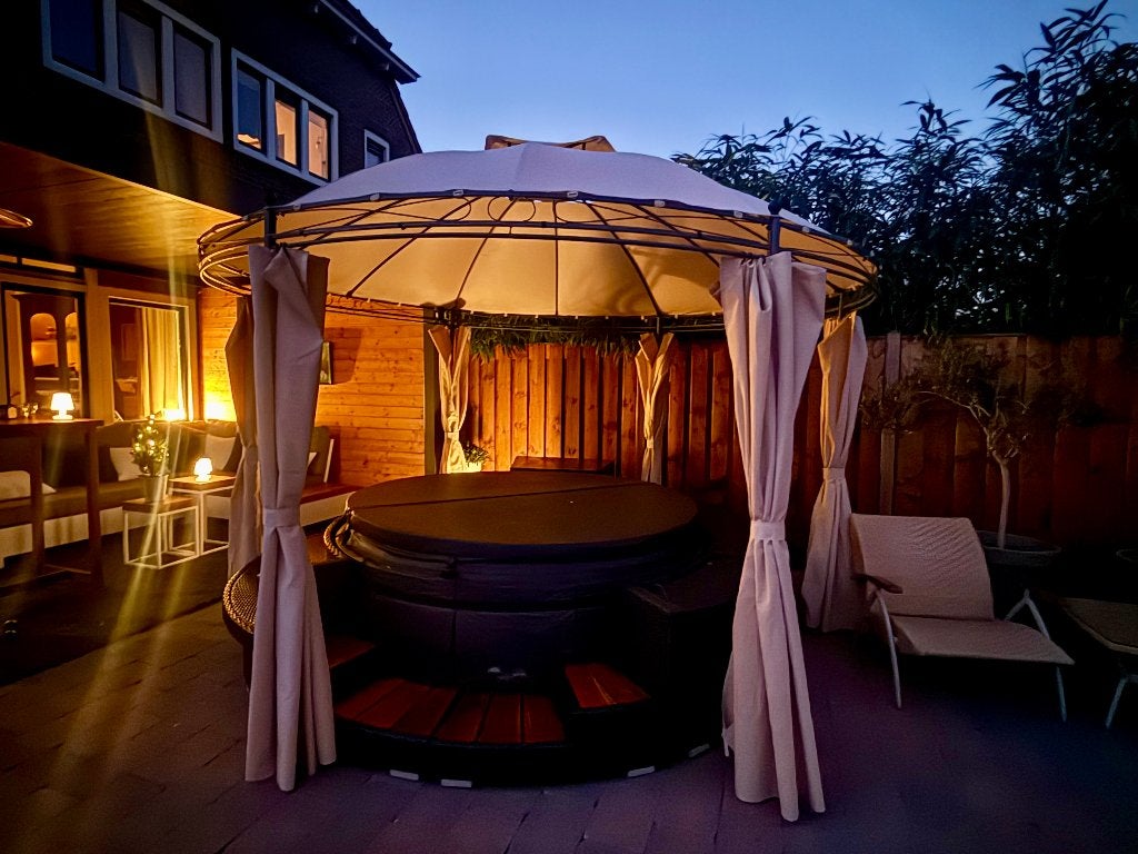 Foto 5 van Softub Resort 6 pers Jacuzzi met omkasting en leuke extra's