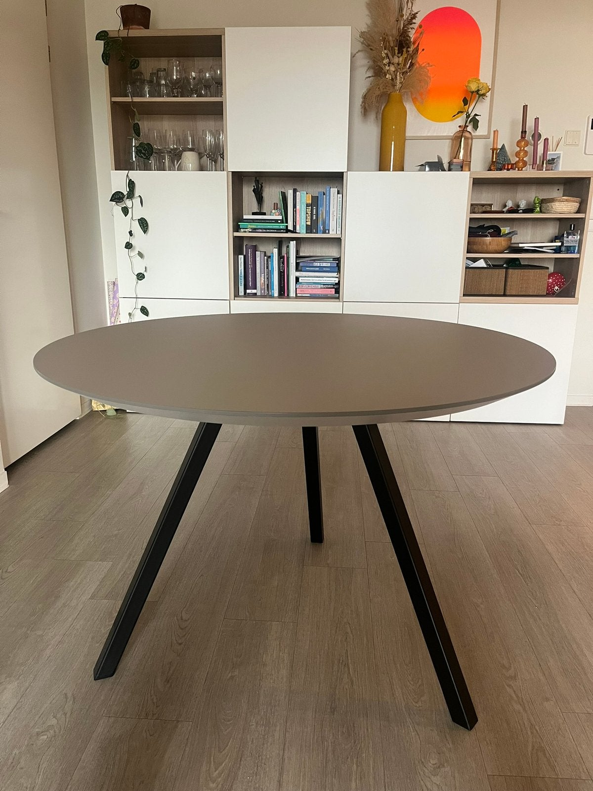 Tafel Studio Henk, Huis en Inrichting, Ophalen, Zo goed als nieuw, Rond, 100 tot 150 cm
