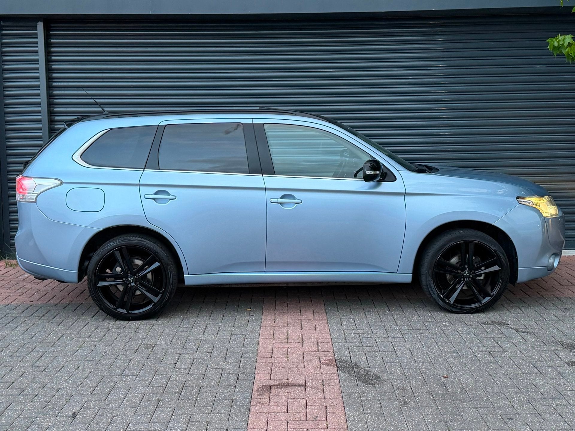 Mitsubishi Outlander 2.0 PHEV Instyle+ Schuifdak | Trekhaak, Zwart, 4 cilinders, Blauw, Vierwielaandrijving