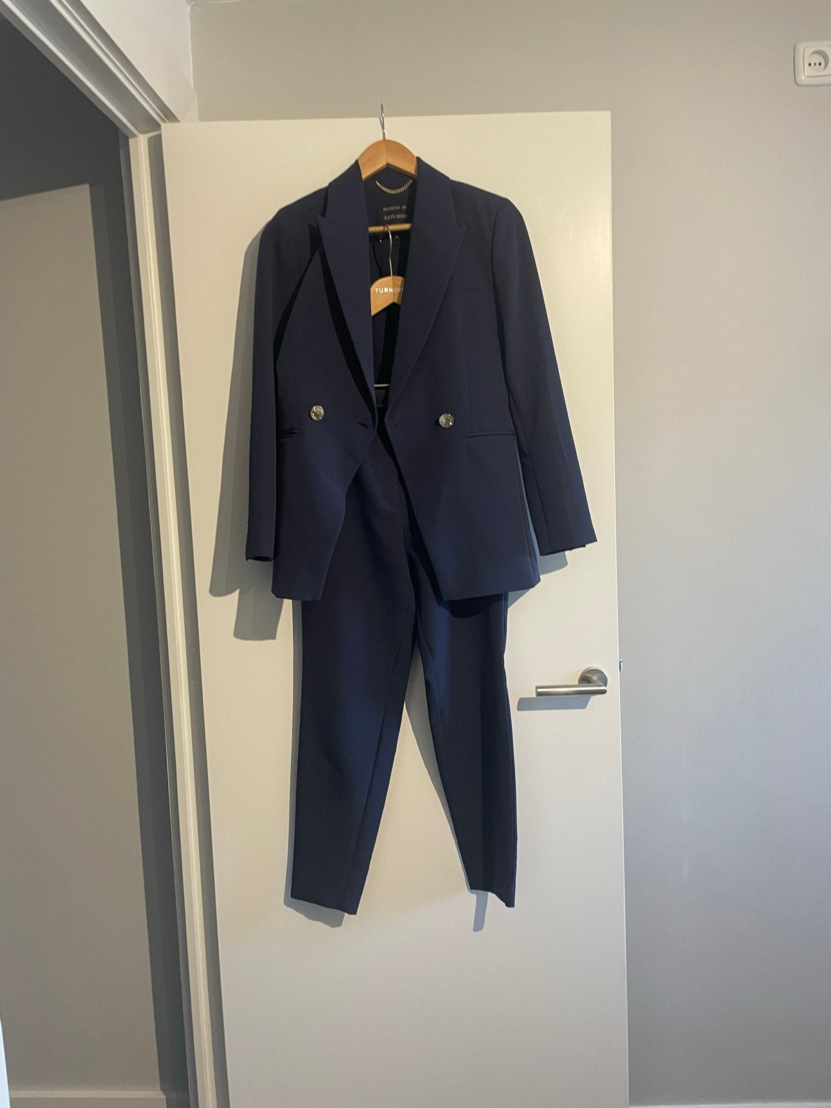 Nikkie pak blazer + pantalon donkerblauw - Nieuw met riem, Kostuum of Pak, Blauw, Nieuw, Ophalen of Verzenden