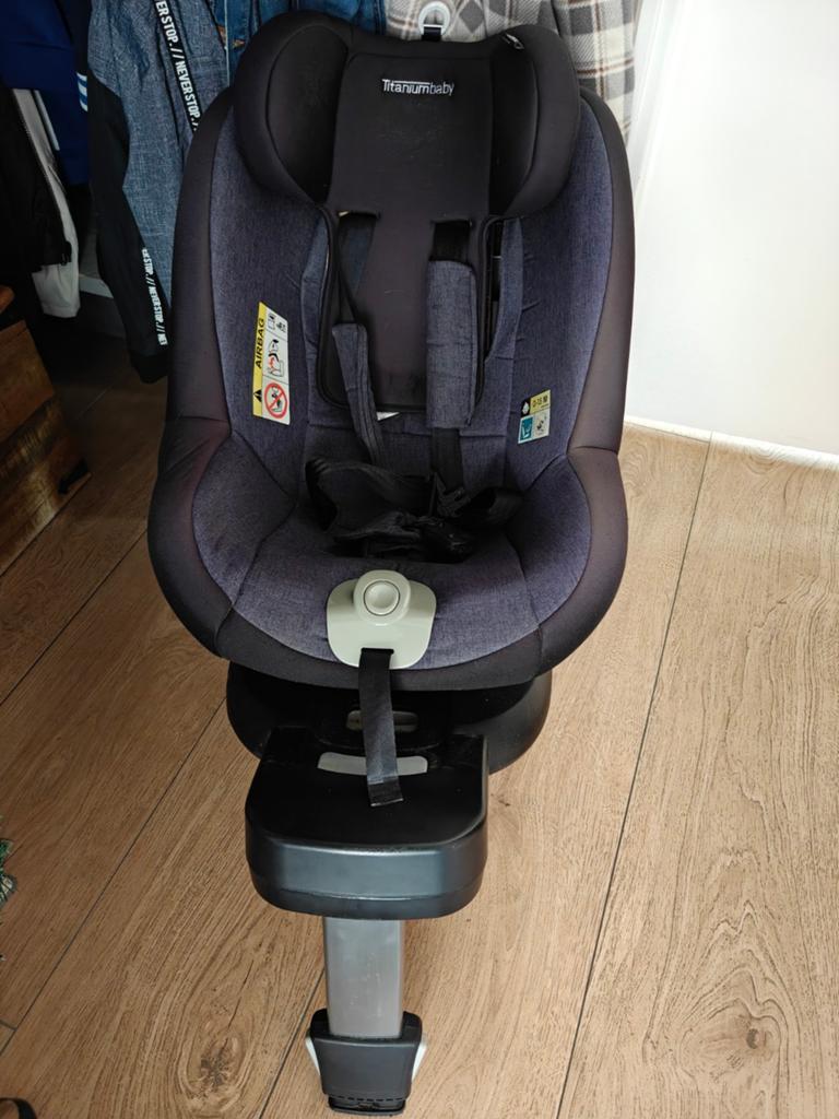 Titaniumbaby draaibare autostoel - Zo goed als nieuw, Kinderen en Baby's, Autostoeltjes, 0 t/m 18 kg, Verstelbare rugleuning, Zo goed als nieuw