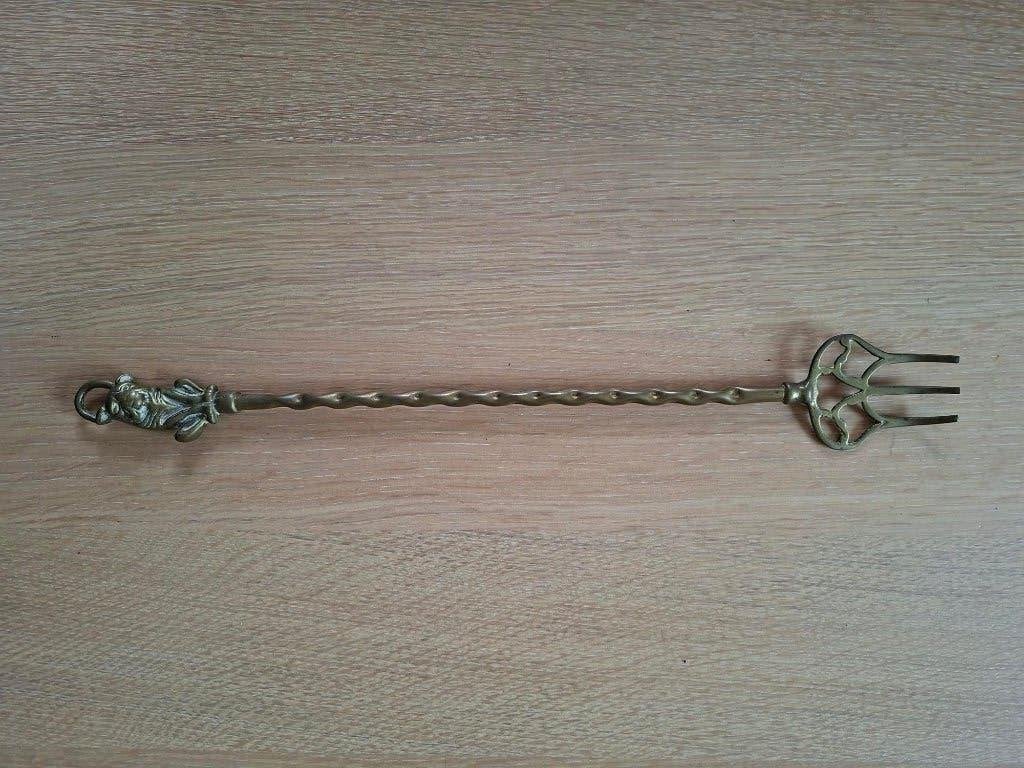 Antieke koperen toasting fork, Ophalen
