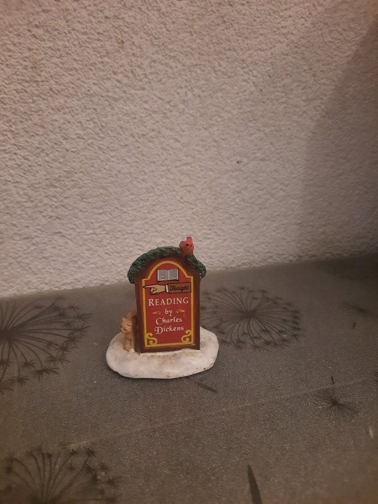 Kerstdorp accessoire: Charles Dickens "Tonight Reading" bord, Diversen, Kerst, Ophalen of Verzenden, Zo goed als nieuw