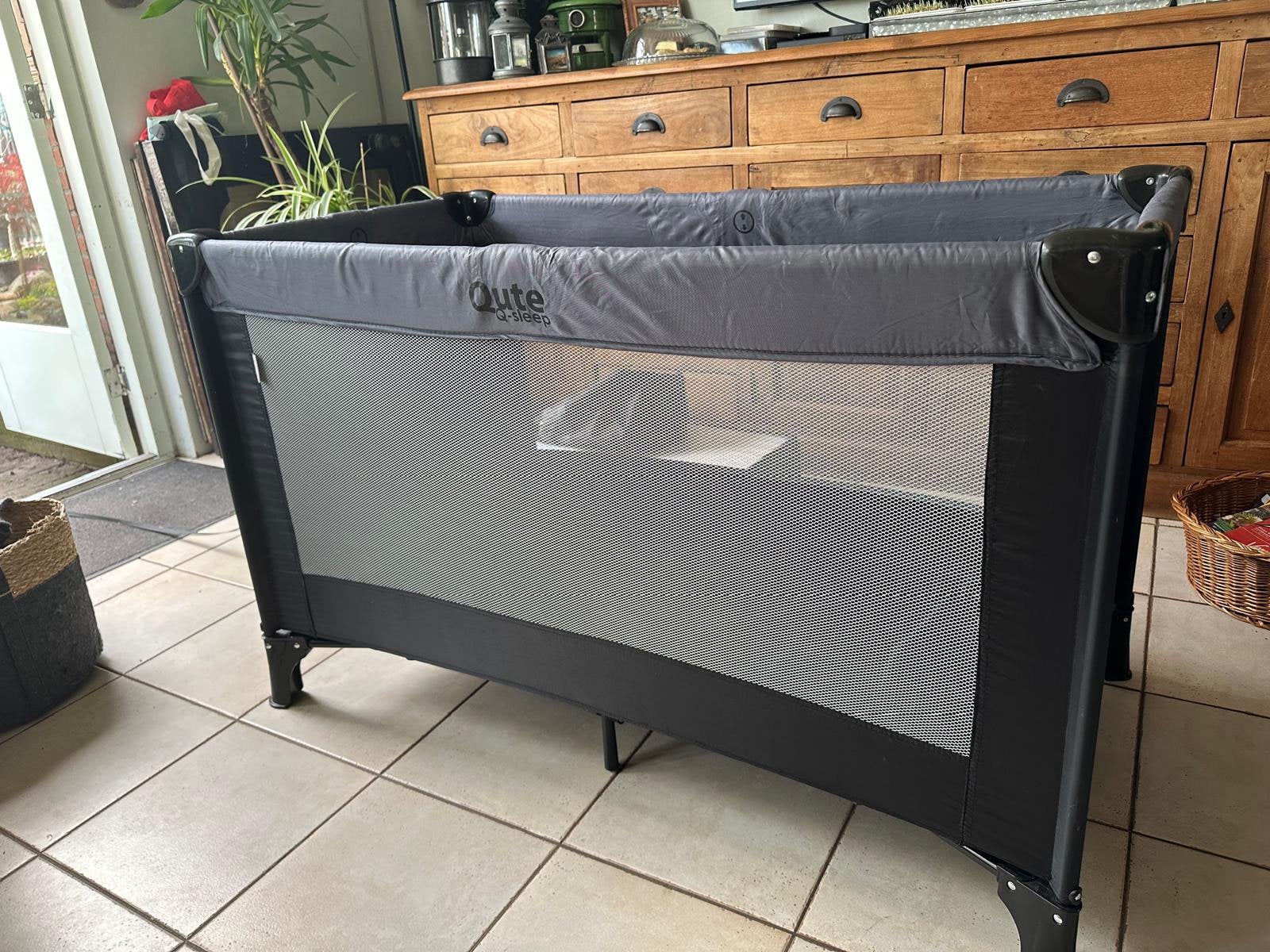 campingbed met reis matras, dekbed en beddengoed, Ophalen, Zo goed als nieuw