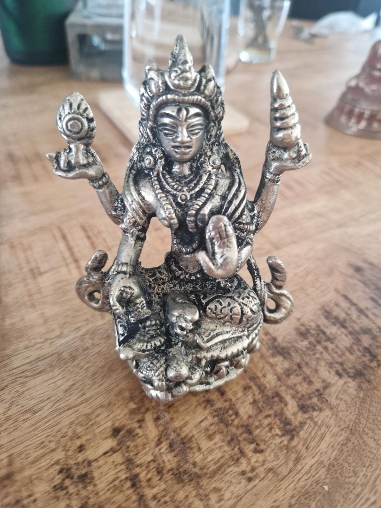 Oude bronzen buddha met 4 armen. 334 gram.