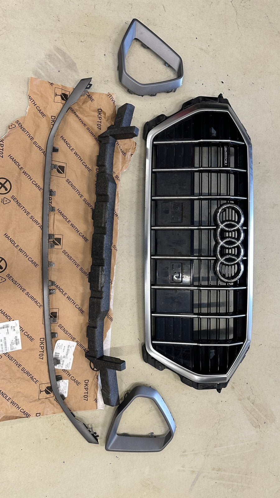 AUDI Q3 F3 83A SLINE GRILL LIJSTING KAPJES LIJST KAP GRIL, Auto-onderdelen, Ophalen, Links, Audi, Bumper
