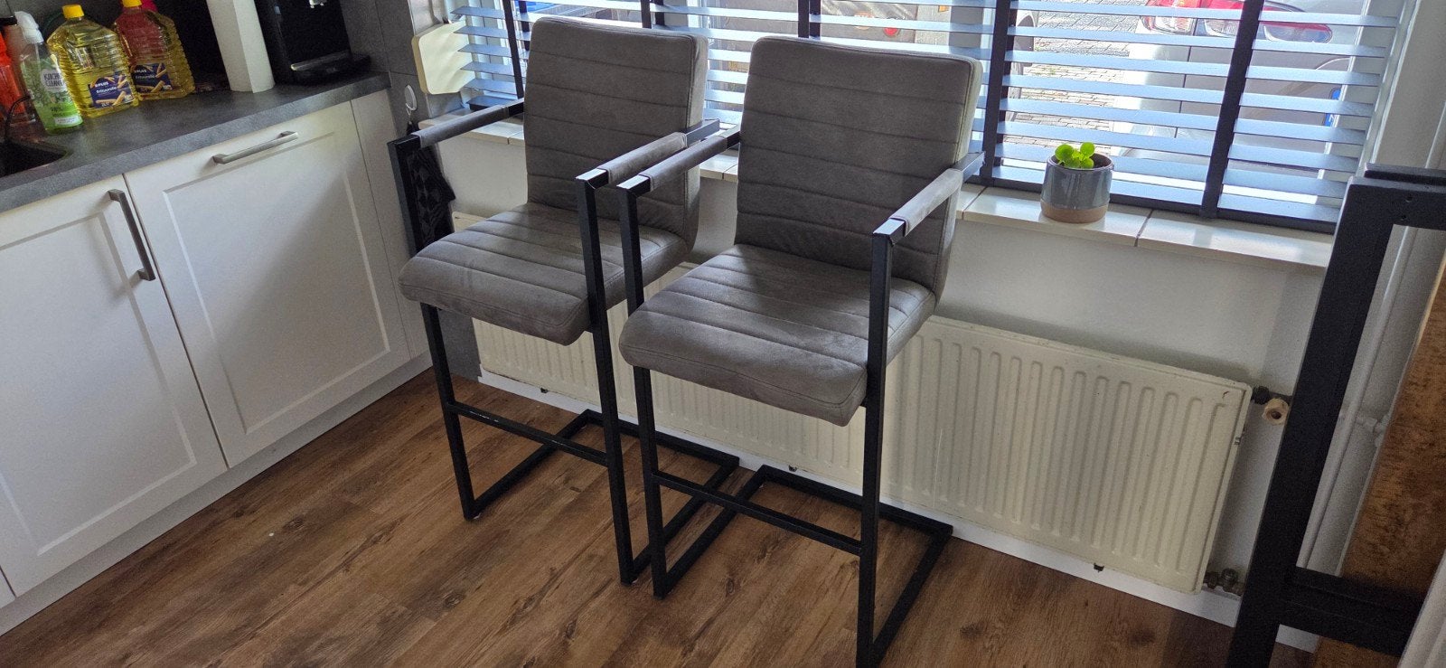 Set van 2 moderne barkrukken met armleuningen, Huis en Inrichting, Ophalen, Met voetsteun, Zo goed als nieuw, 90 cm of meer