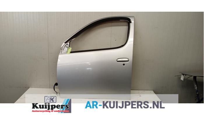 Portier 4Deurs links-voor van een Toyota Yaris Verso (199), Gebruikt, -, Deur, -