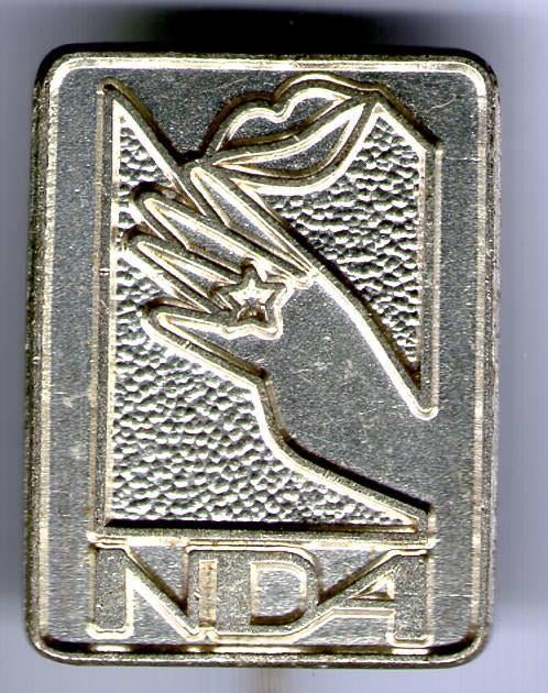 NDA zilverkleurig dans speldje ( X_115 ), Verzenden, Nieuw, Sport, Speldje of Pin