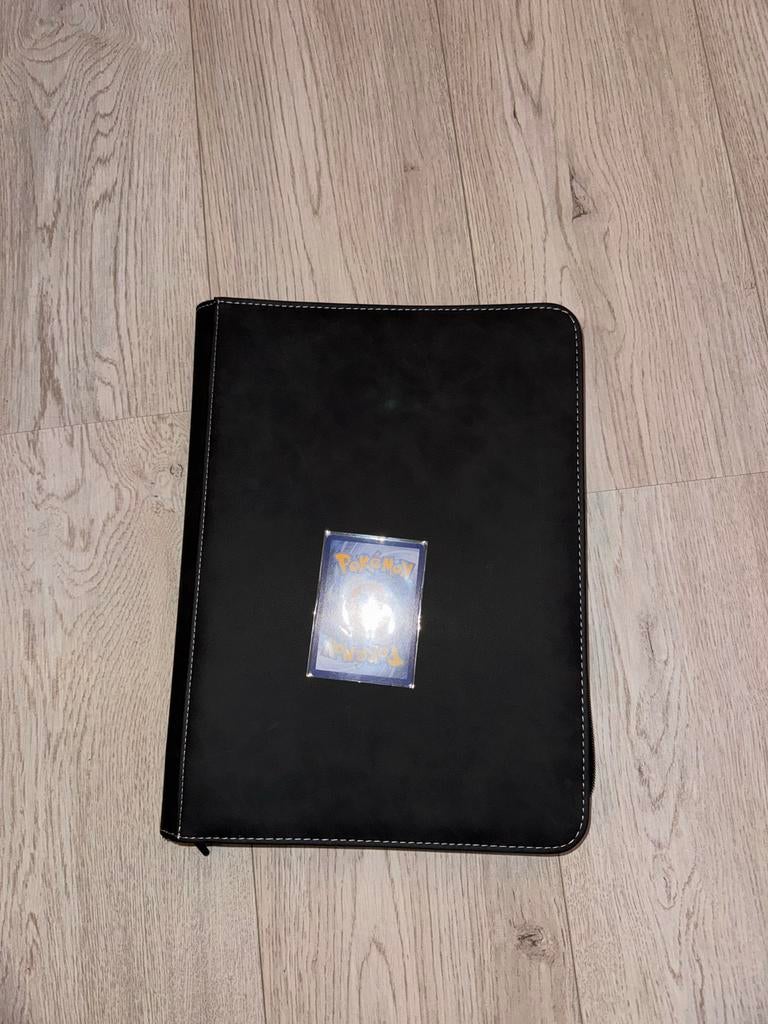 Pokémon Map / binder - Suède Look - 360 Kaarten, Hobby en Vrije tijd, Ophalen of Verzenden, Nieuw, Overige typen