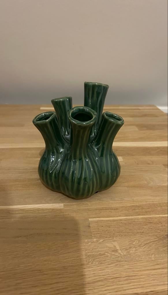 Groene Tulpenvaas Xenos - met klein werkfoutje, Huis en Inrichting, Woonaccessoires | Vazen, Ophalen, Aardewerk of Porselein, Zo goed als nieuw