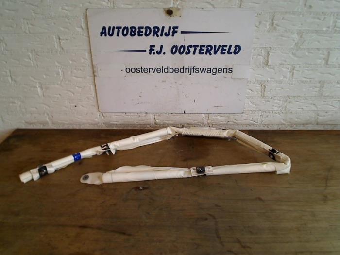 Airbag hemel rechts van een Volkswagen Golf
