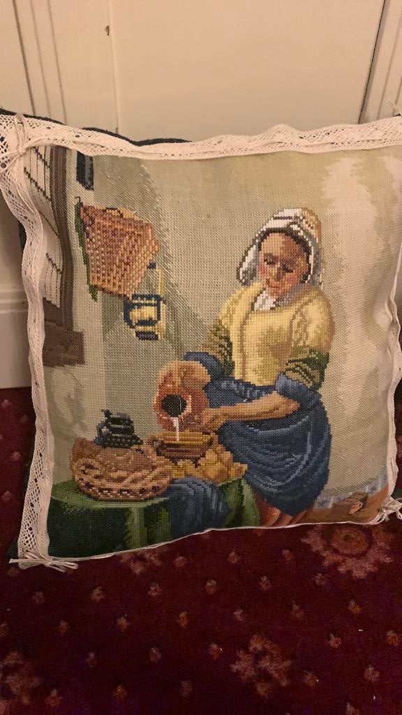 Brocante handgeborduurd kussens melkmeisje jan vermeer, Ophalen of Verzenden, Zo goed als nieuw, Vierkant