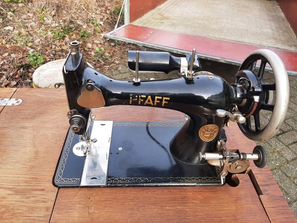 Pfaff naaimachine met lampje en kastje., Ophalen