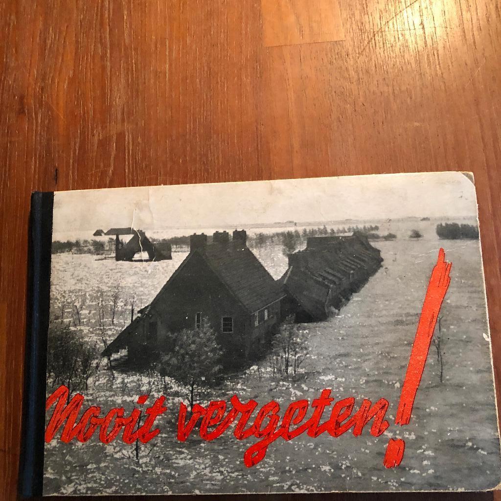 1945. Gebonden Fotoboekje over oorlog en Bevrijding. Heet, Boeken, Ophalen of Verzenden, Tweede Wereldoorlog, Zo goed als nieuw