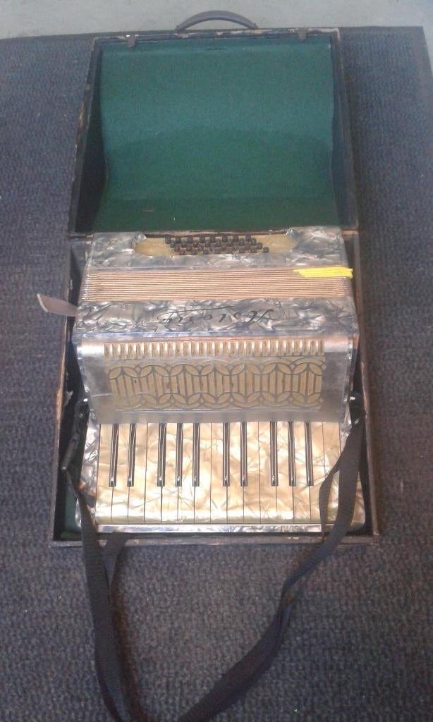 Astoria oude accordeon in koffer, Muziek en Instrumenten, Accordeons, Overige merken, Gebruikt, 32-bas, Met koffer